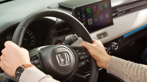 Nærbillede af hænder på rat i Honda HR-V
