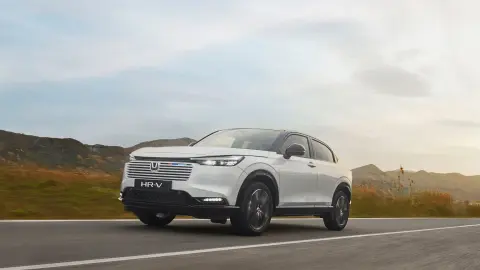 Frontvendt 3/4 Honda HR-V kørsel i landlige omgivelser