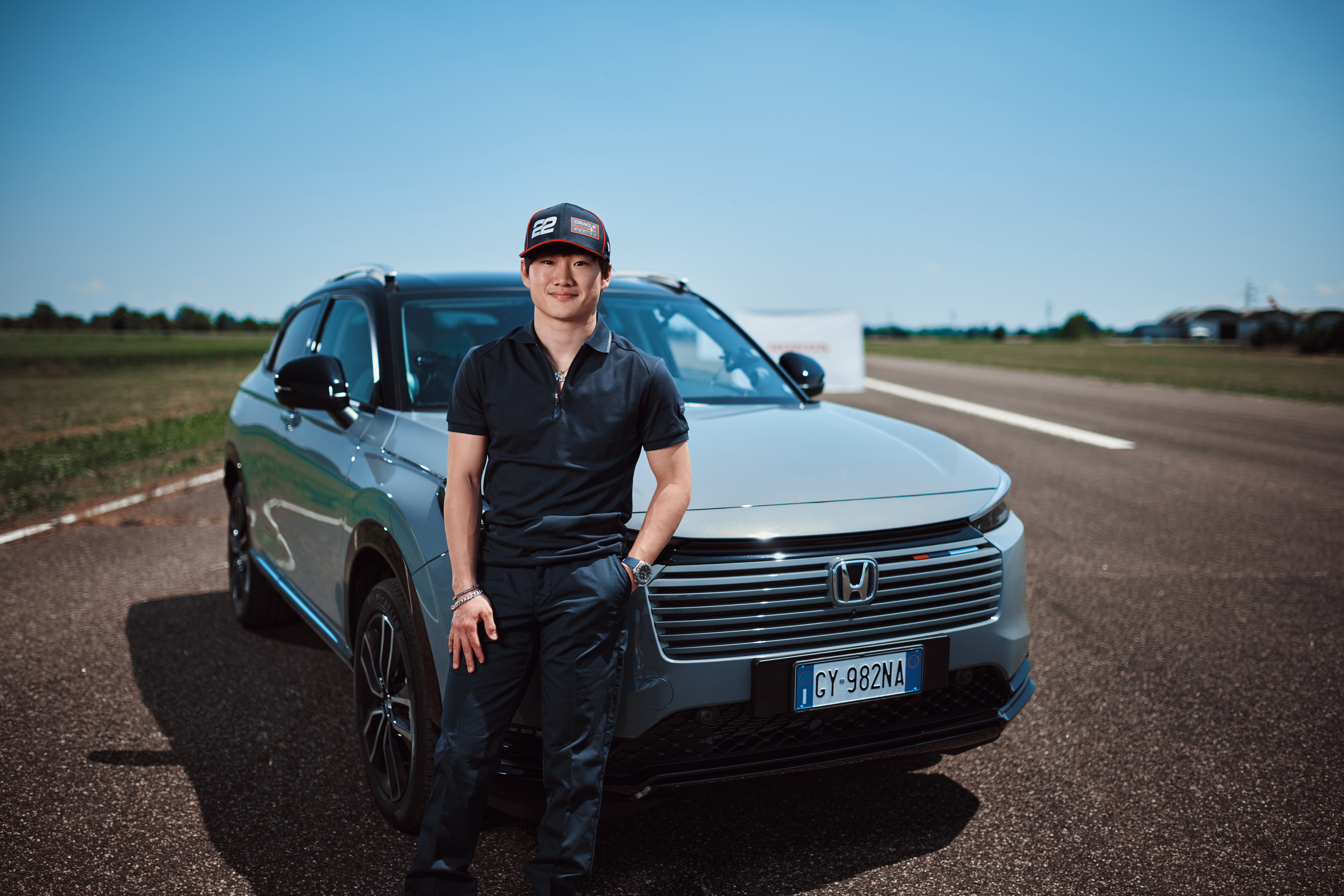 Yuki står ved siden af frontgrillen på HR-V'en