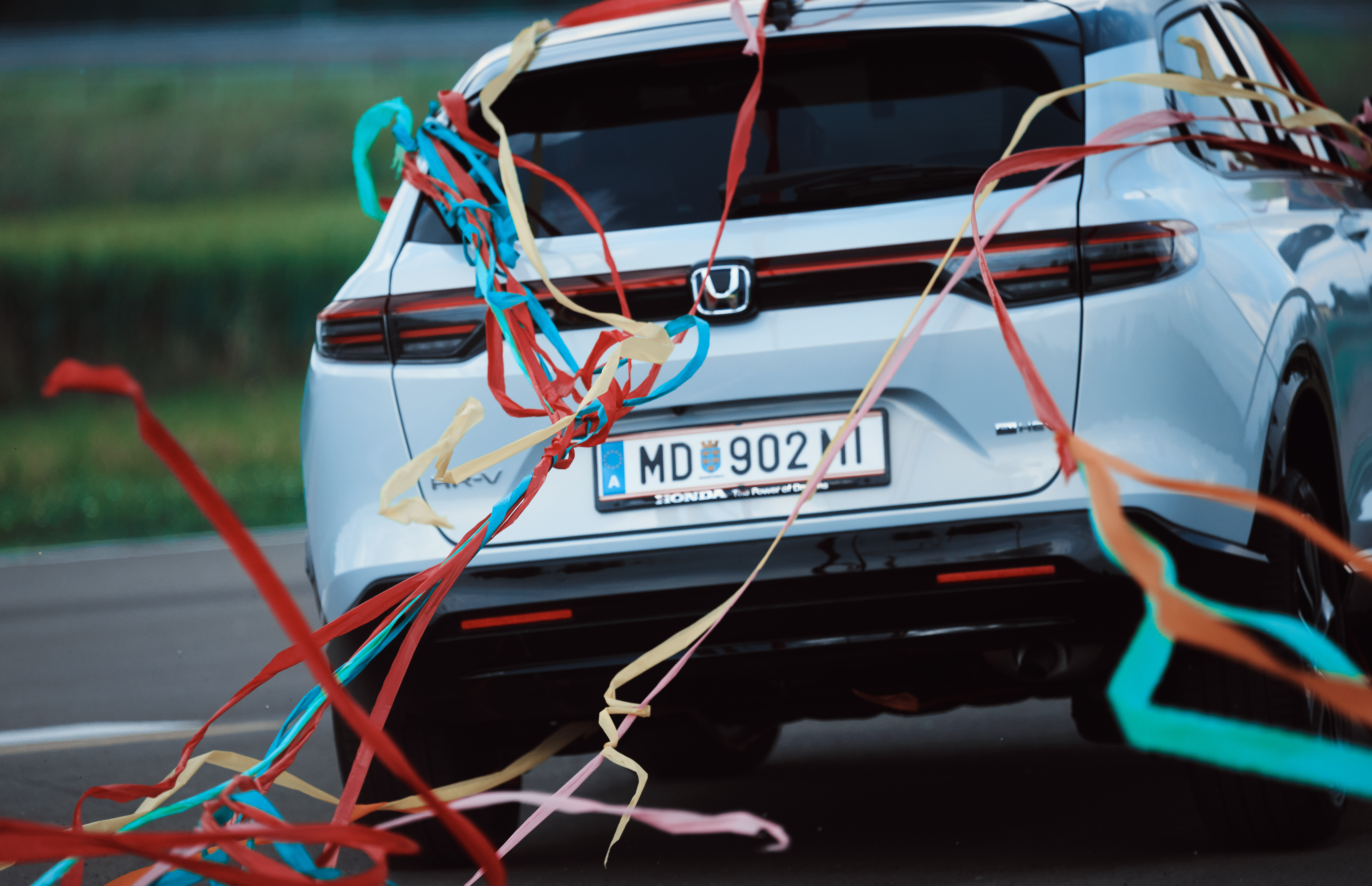 Bagsiden af HR-V vist tæt på med strimler af konfetti hængende
