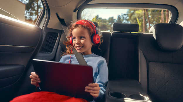 Barn, der rejser i HR-V-hybrid, forbundet til wi-fi-hotspot