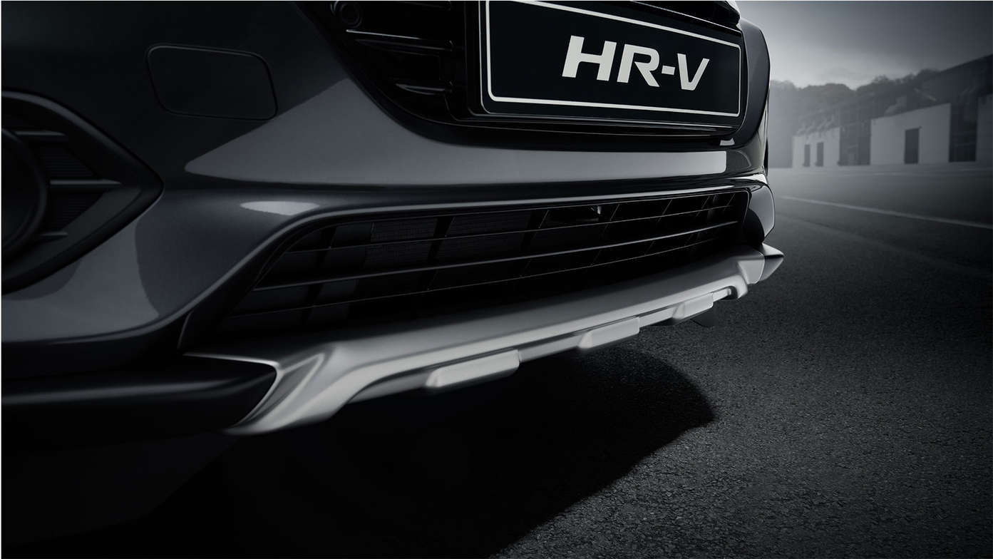 Nærbillede af Honda HR-V's designelementer nederst foran i titaniumfarvet finish.
