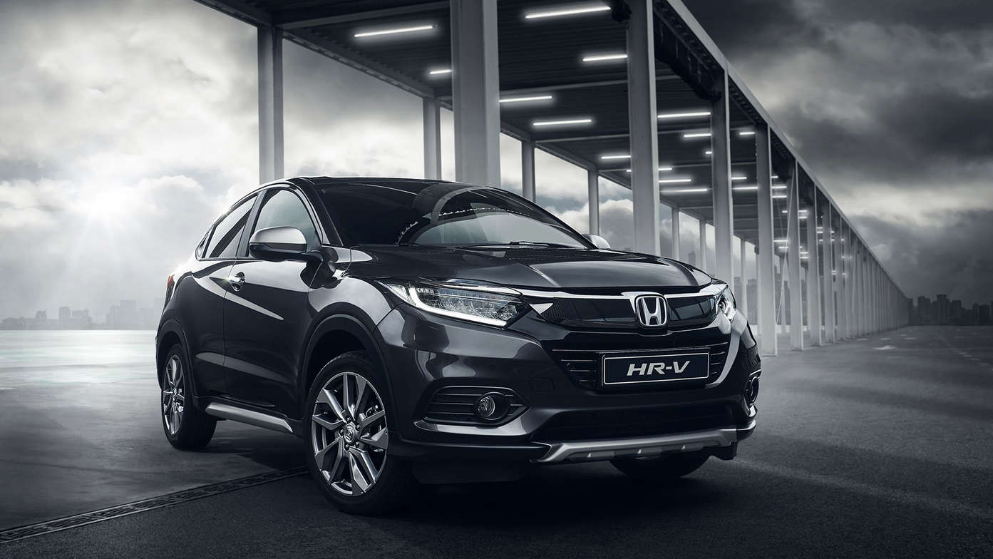 Honda HR-V under metallisk struktur, højre side set skråt bagfra.