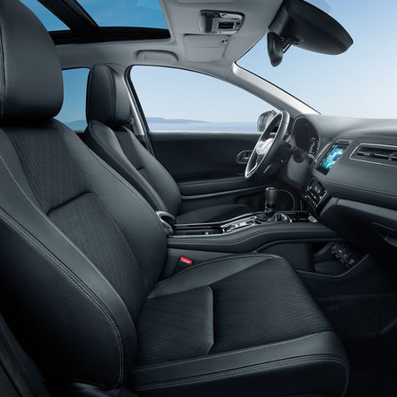 Honda HR-V fra siden, interiør, sæder og instrumentpanel.