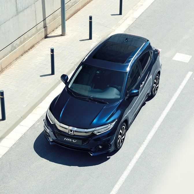 Honda HR-V, overside set fra siden, lokation i by.