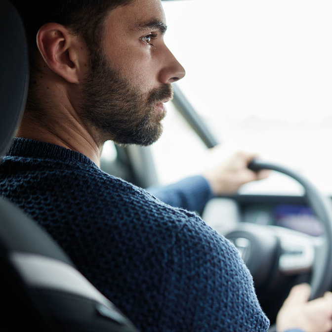 Nærbillede af en mand, der kører i en Honda Jazz