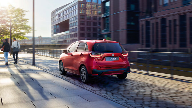 Jazz foran bybaggrund, set skråt forfra