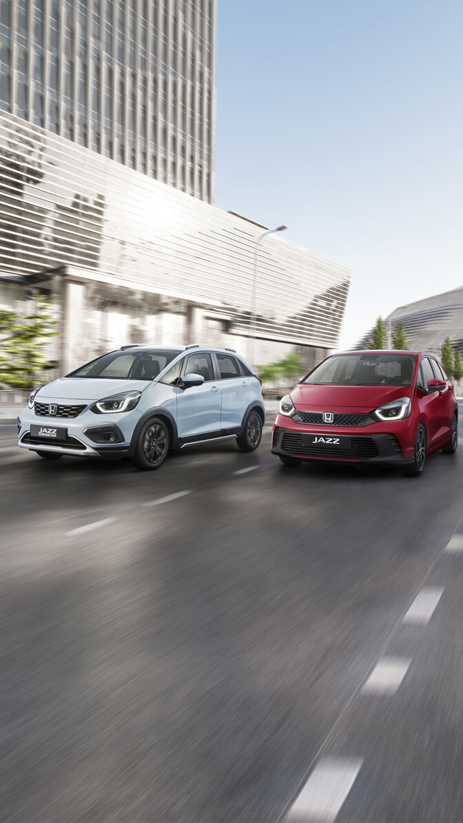 Jazz foran bybaggrund, set skråt forfra