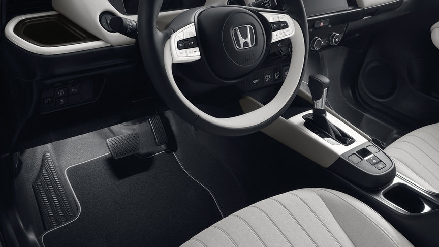 Nærbillede af interiøret i Honda Jazz Hybrid med belysningspakke.