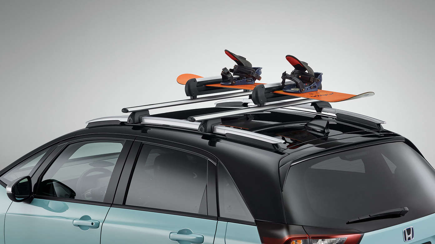 Nærbillede af Honda Jazz Hybrids holder til ski og snowboard