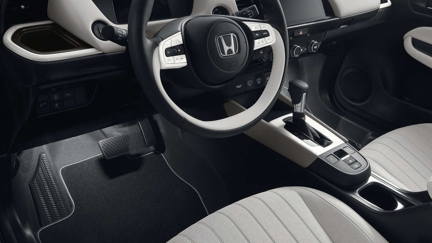 Nærbillede af interiøret i Honda Jazz Hybrid med belysningspakke.