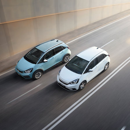 Honda Jazz og Jazz Crosstar leverer en fuld hybridoplevelse ved hjælp af deres unikke e:HEV-drivlinje med tre kørselstilstande. Denne selvopladende serie er dynamisk og effektiv og kombinerer effektiv ydeevne med en masse stil.