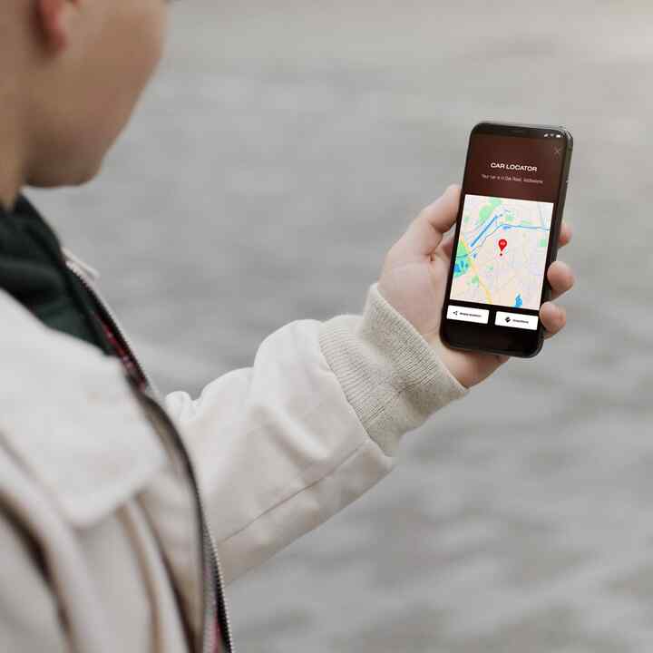 Nærbillede af telefon med Indtast din PIN-kode på skærmen