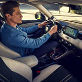 Mand i Honda-bil, interiør
