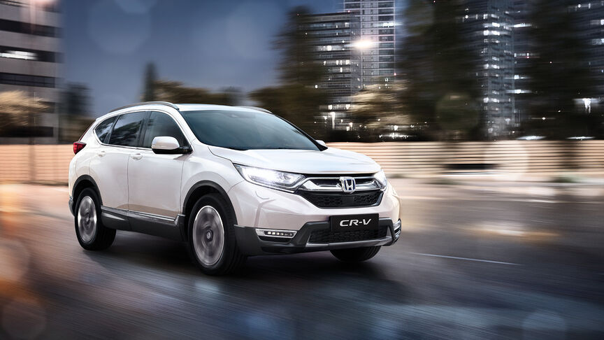 Frontvendt 3/4 af HR-V-hybrid på landevej