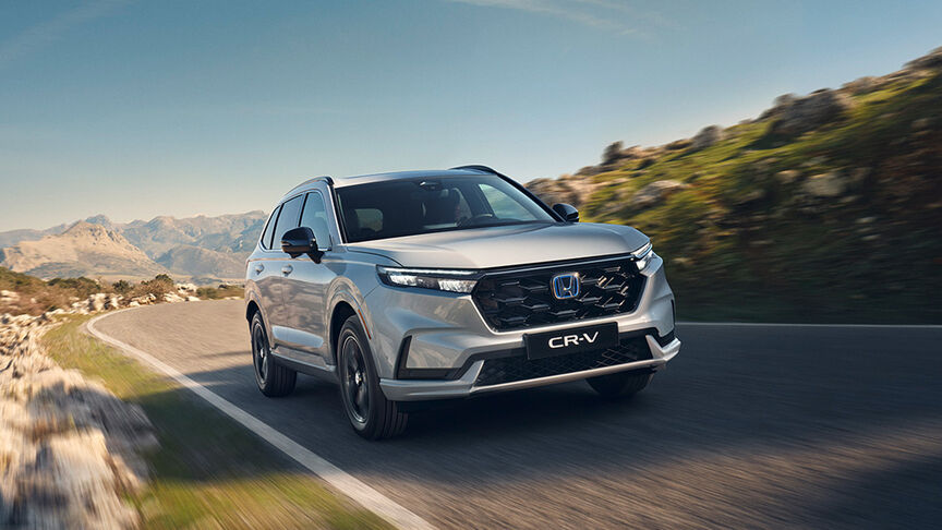 Frontvendt Honda HR-V, der kører på landevej