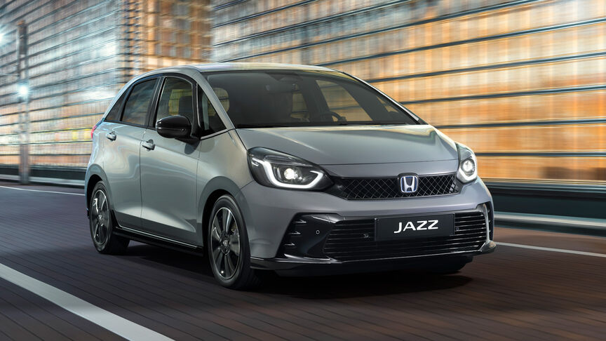 Frontvendt Honda HR-V, der kører på landevej