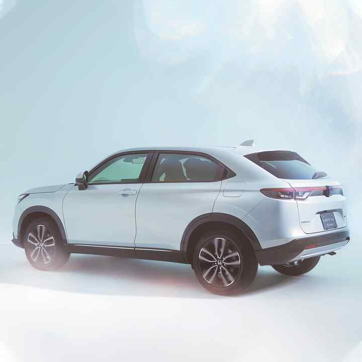 HR-V Hybrid set skråt bagfra i studieomgivelser