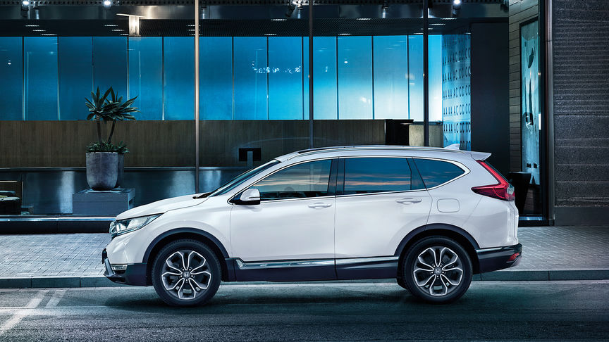 CR-V, der kører gennem byen, set skråt forfra.