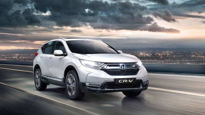 Honda CR-V med fjernlyset tændt, set skråt forfra