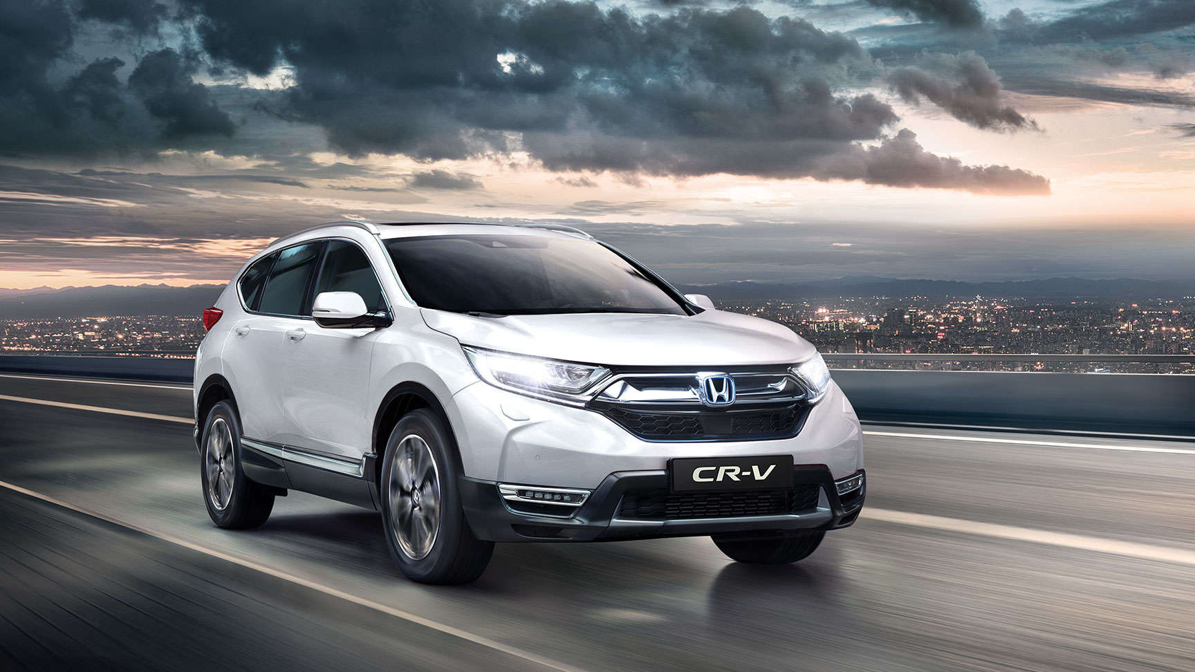 Honda CR-V med fjernlyset tændt, set skråt forfra