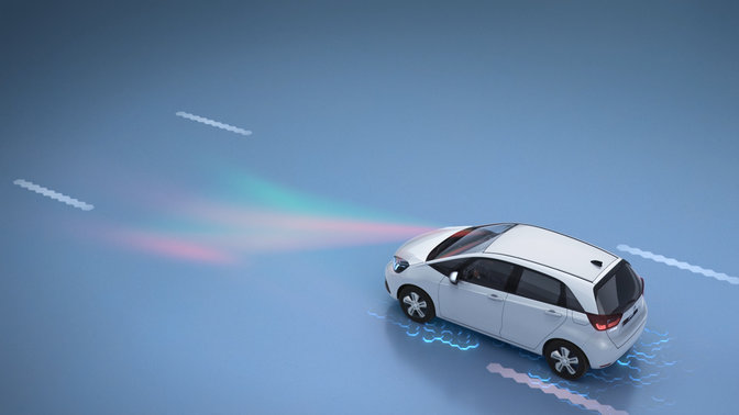 Honda CR-V, der kører forbi og viser den udvidede vognbaneassistent, set forfra