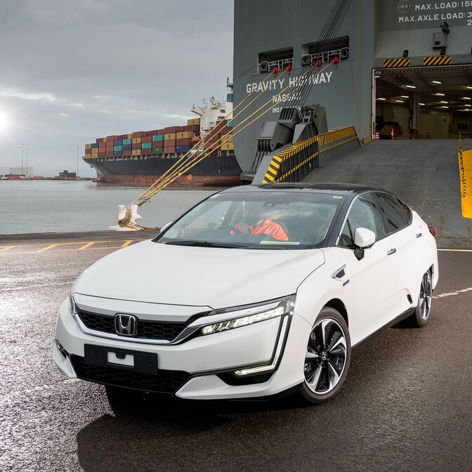 Honda Clarity FCV, der kører fra borde, set skråt forfra.