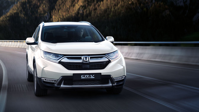 Honda CR-V, set forfra, på vej gennem bjergene.