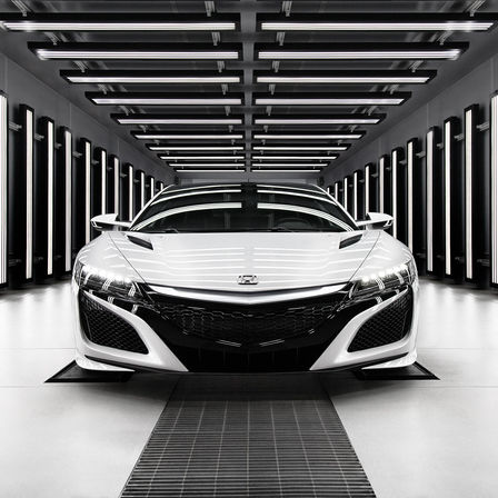 Hybrid Honda NSX set forfra, parkeret i en garage.