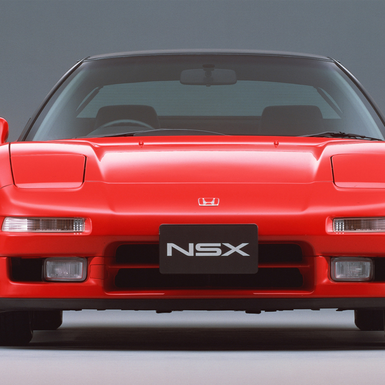 Studiefoto af Honda NSX, set forfra.