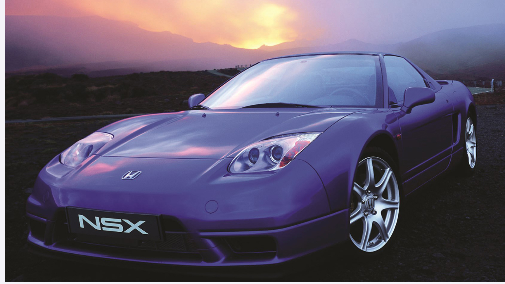 Honda NSX i solnedgang, set skråt forfra.