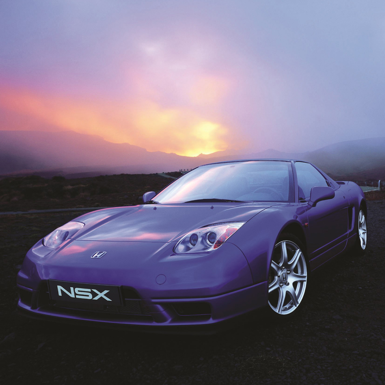Honda NSX i solnedgang, set skråt forfra.