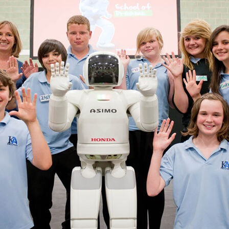 Asimo og elever på Hondas School of Dreams