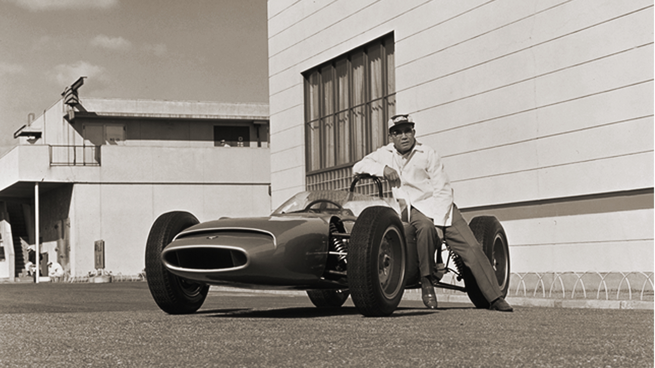 Historisk billede af Soichiro Honda med den første Formel 1-bil.