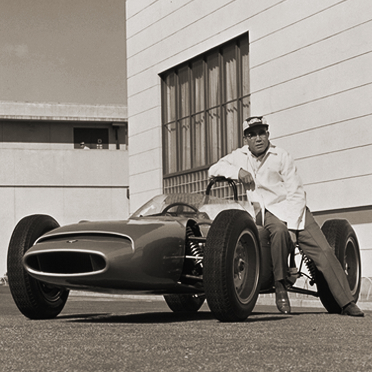 Historisk billede af Soichiro Honda med den første Formel 1-bil.