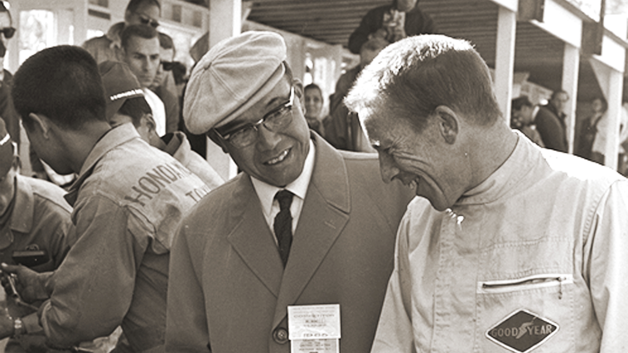 Soichiro Honda og Richie Ginther ved racerbane.