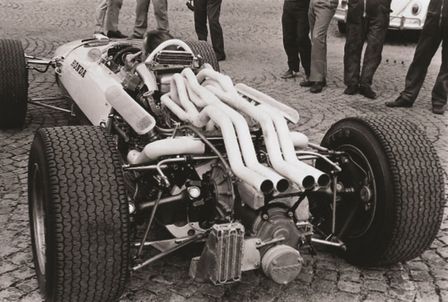 Honda RA273, set skråt bagfra.