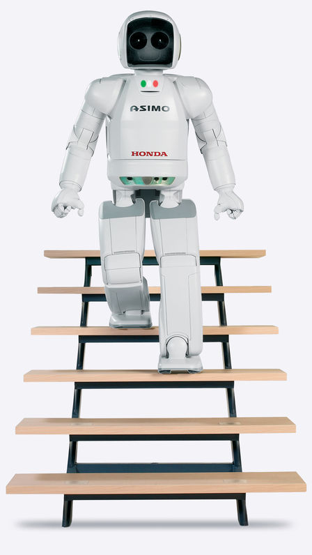 ASIMO, der går ned ad trin, set forfra.