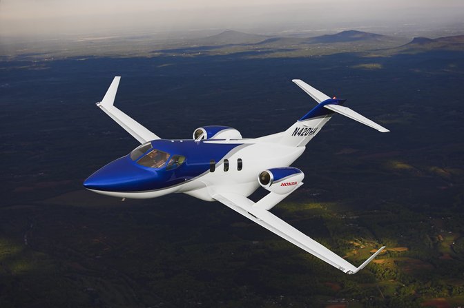 HondaJet, der flyver over bjerge.