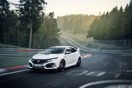 Honda Civic Type R på Nürburgring, set skråt forfra.