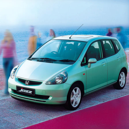 Honda Jazz ved havet, set skråt forfra.