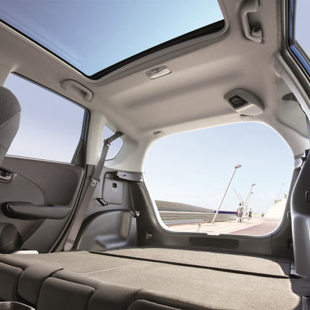 Interiør i Honda Jazz med Magic Seats klappet ned, set skråt bagfra.