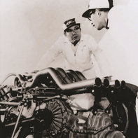 Soichiro Honda, der arbejder på en racerbil.