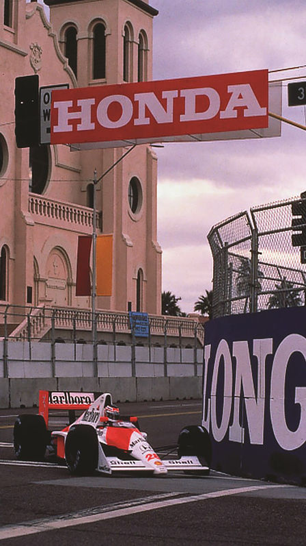 McLaren-Honda Formel 1-bil på banen, set skråt forfra.