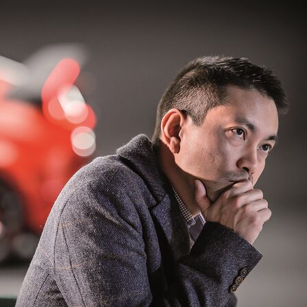 Honda Civic 5-dørs med en mand, der udtænker idéer, set fra siden.