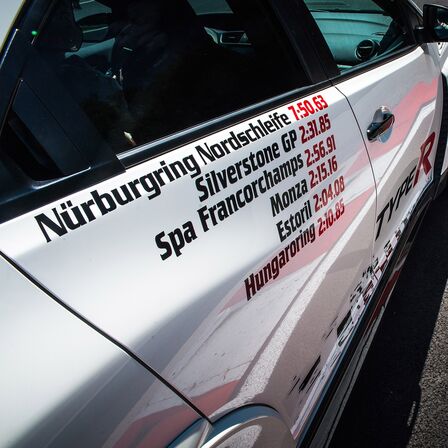 Nærbillede af Honda Civic Type R, med omgangstider på siden.