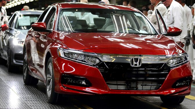 Honda Accord i produktionen, set skråt forfra.