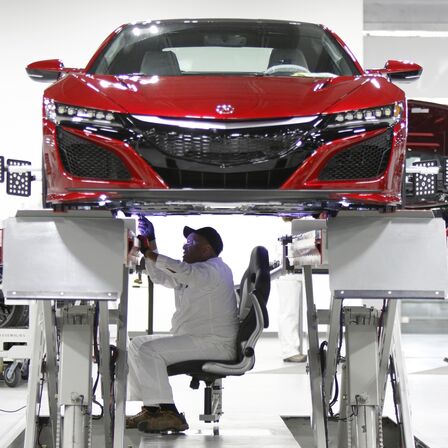 NSX, som en Honda-tekniker arbejder på, set forfra.