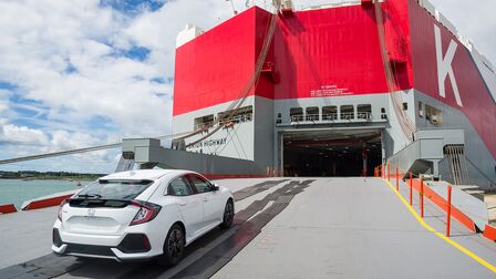 Honda Civic 5-dørs, der transporteres til USA, set skråt bagfra.