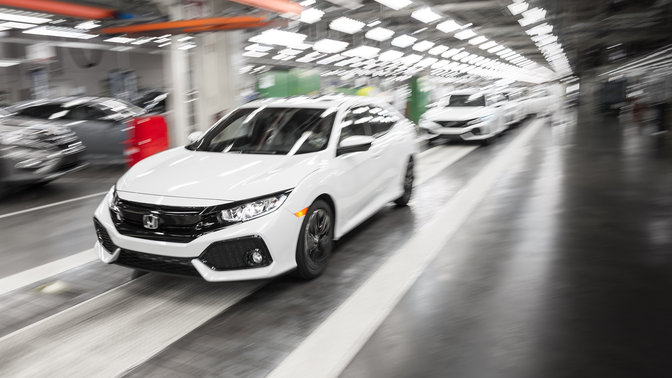 Honda Civic 5-dørs, der transporteres til USA, set skråt forfra.